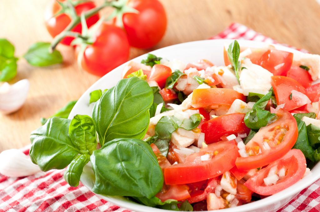 Tomatensalat mit Basilikum und Mozzarella - Sigva